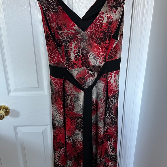 Black and red patterned dress - Picture 3 of 6